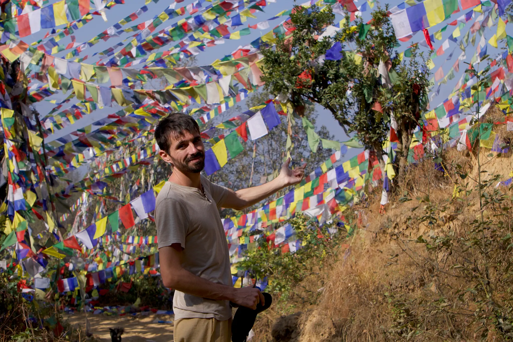 Masseur en Inde, explorant les traditions ayurvédiques à Rishikesh, entouré de paysages sereins et spirituels