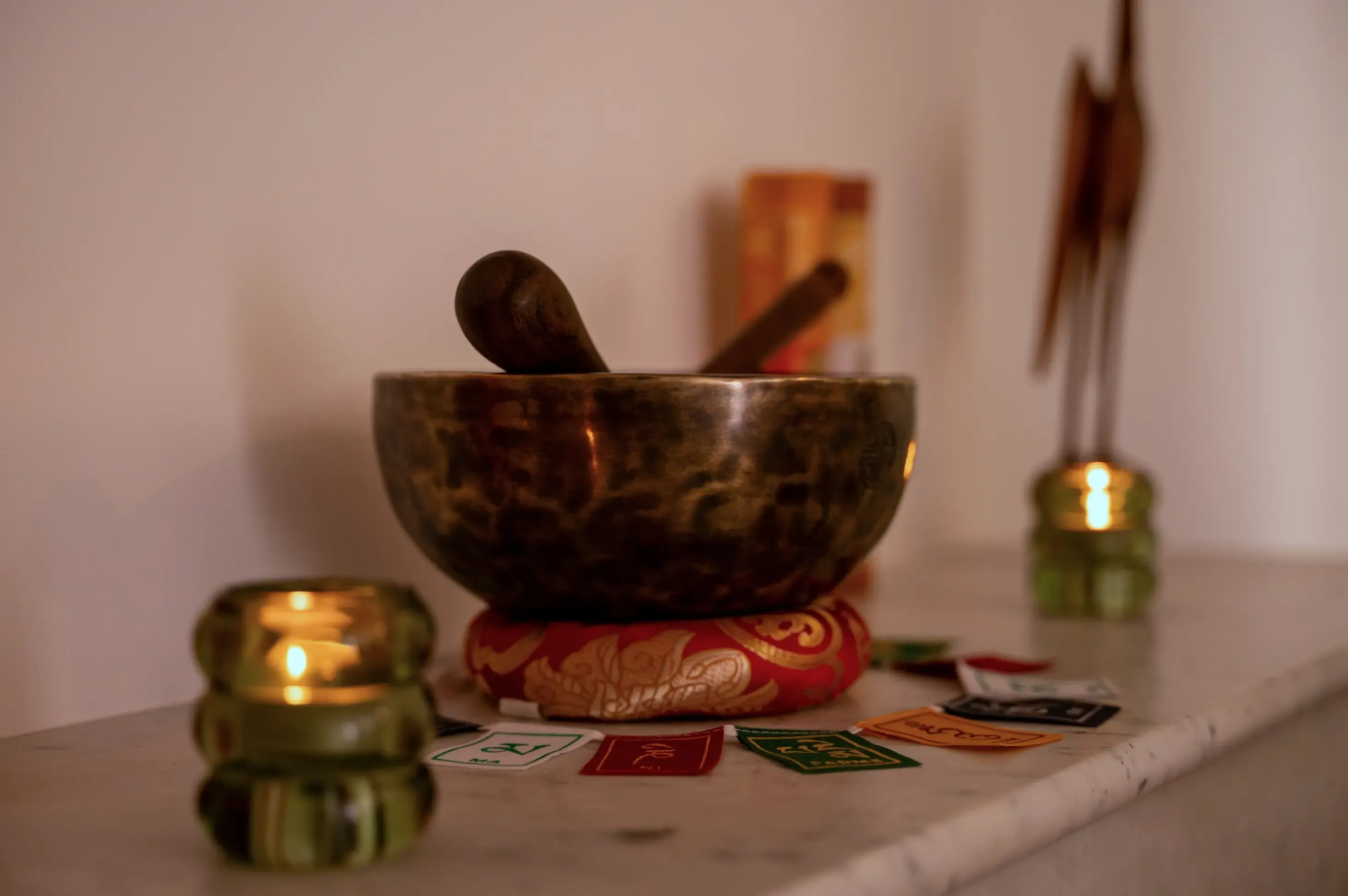 Bol tibétain utilisé pour les soins sonores chez Ayurvedôme, symbolisant la quiétude