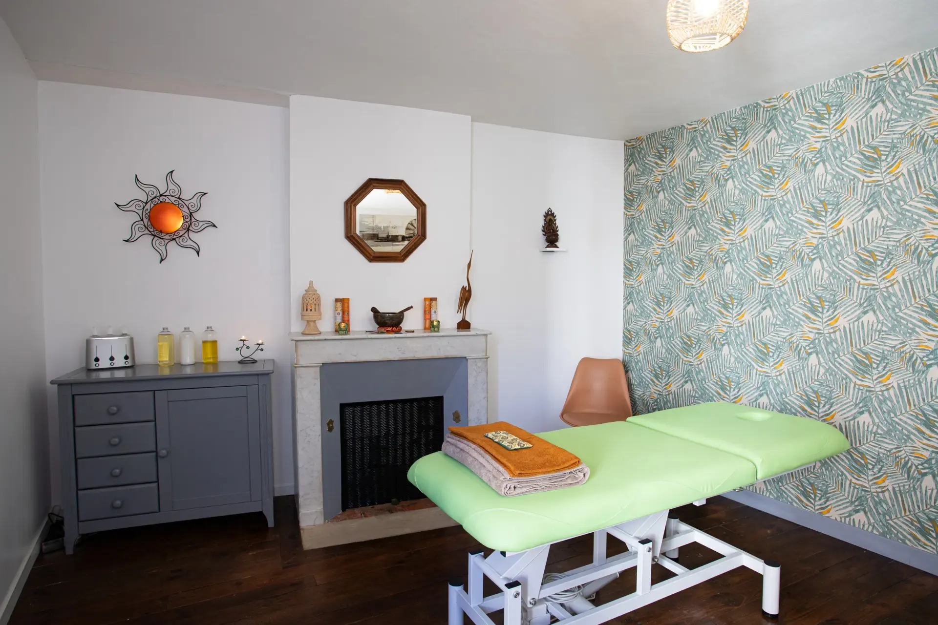 Salle de massage Ayurvedôme, ambiance tamisée avec bougies et huiles de massage chaudes.