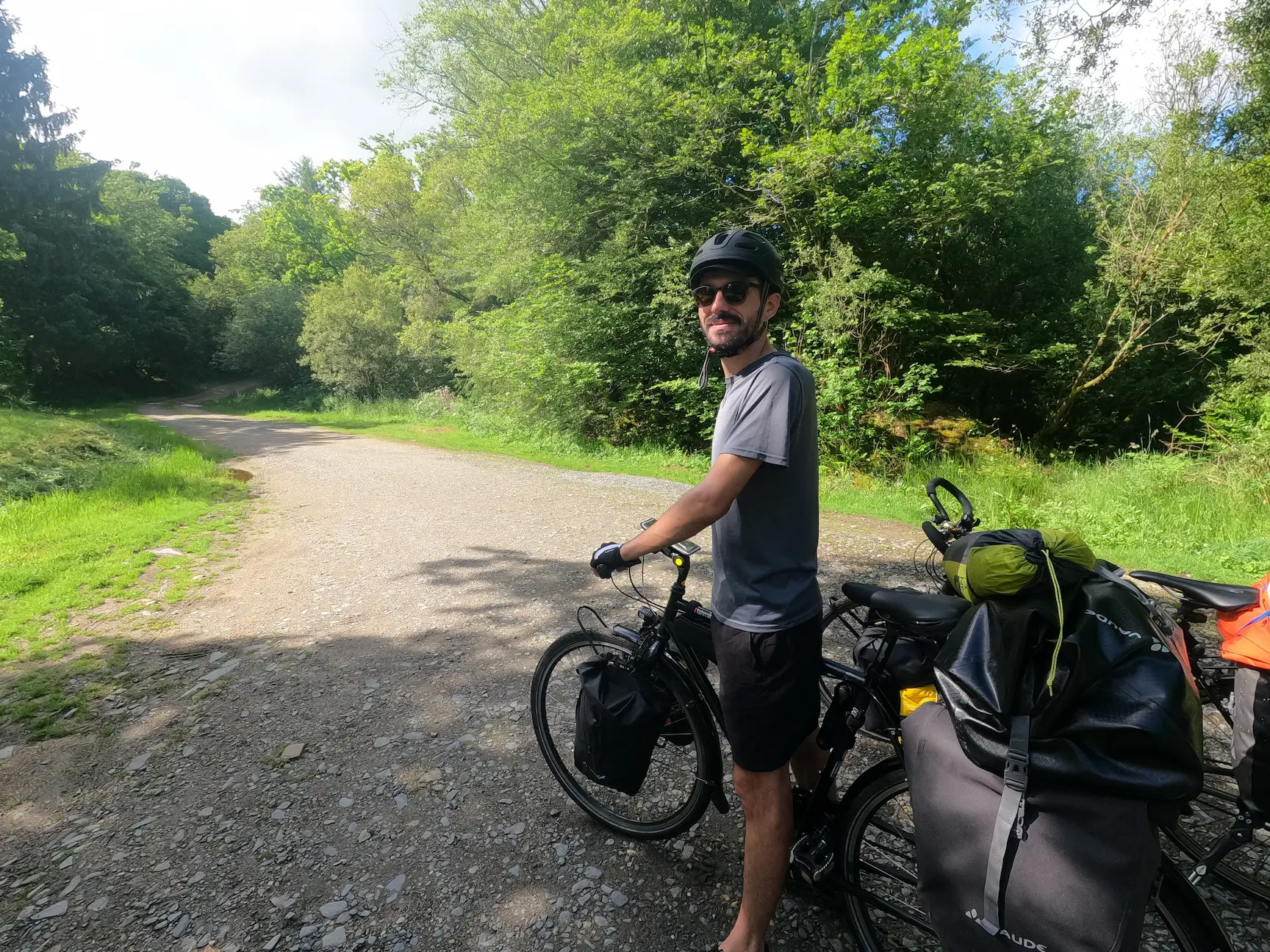 Masseur en voyage à vélo à travers des paysages variés.