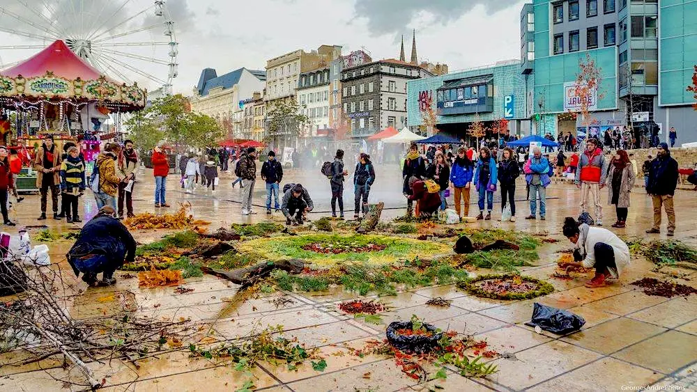 Artistes en pleine performance de Land Art, créant des œuvres éphémères avec des éléments naturels en milieu urbain